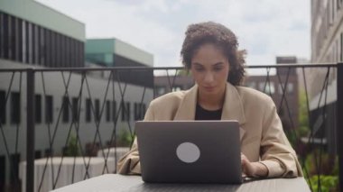 İş kadınının Laptop 'ta Piyasa Çöküşü Haberleri' ni okumasına üzüldüm.