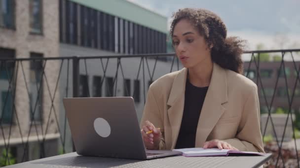 Perempuan Berbicara Video Call Menggunakan Laptop Dan Notepad Outdoors Pengusaha — Stok Video