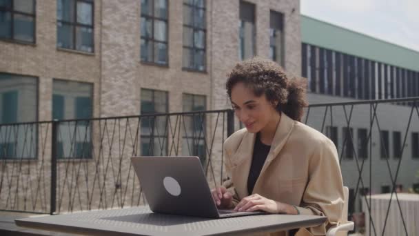 Кудрявая Женщина Празднует Достижение Помощью Ноутбука Открытом Воздухе Предпринимательница Получает — стоковое видео