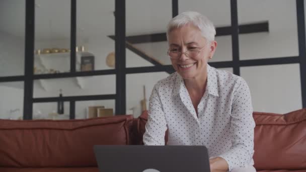 Старшая Женщина Празднует Достижения Помощью Ноутбука Помещении Леди Среднего Возраста — стоковое видео