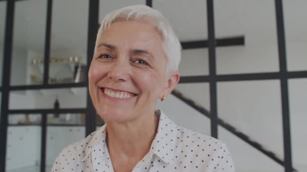 Senior Kvinna Ler Tittar Kameran Närbild Porträtt Glad Mogen Dam — Stockvideo