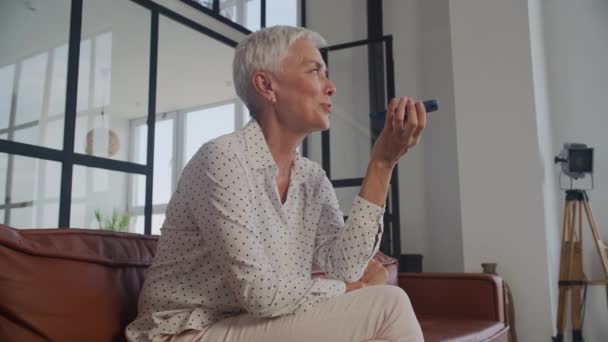 Mujer Negocios Mediana Edad Grabando Mensajes Voz Usando Teléfono Inteligente — Vídeo de stock