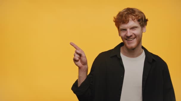 Ginger Guy Zeigt Auf Kopierraum Auf Gelbem Hintergrund Geste — Stockvideo