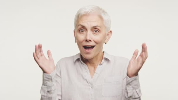 Overrasket Senior Kvinne Wow Gesture Hvit Bakgrunn – stockvideo