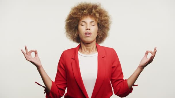 ホワイトバックグラウンドで女性呼吸運動瞑想ジェスチャー — ストック動画