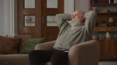 Endişeliyim Büyükbaba Koltuğunda rahatlamaya çalışıyorum
