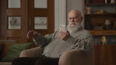 Üst Düzey Adam Smartphone 'da Kol Sandalyesinde Bir Mesaja Cevap Veriyor