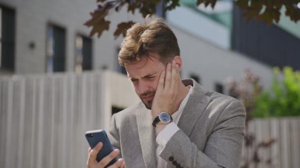 Verärgerter Unternehmer Liest Schlechte Nachrichten Auf Smartphone Freien Unruhiger Geschäftsmann — Stockvideo