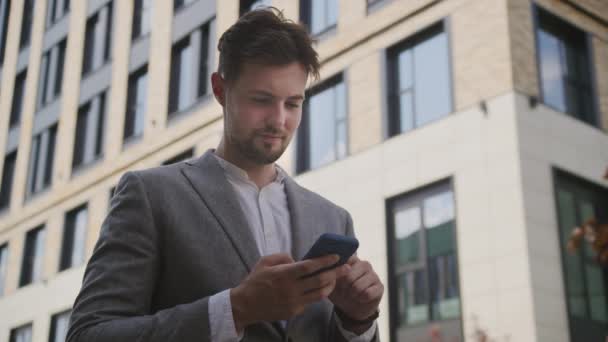 Smartphone Man Browsing Çevrimiçi Açık Sokak Düşük Açı Görünümü — Stok video