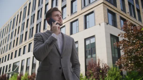 ダウンタウンシティストリートアウトドアでの成功したビジネスマン電話会話 — ストック動画