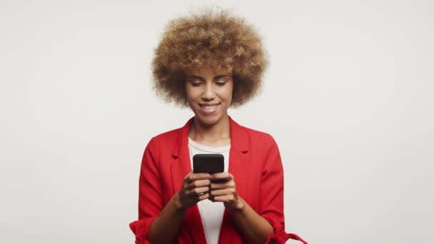 Podekscytowana Kobieta Wpisując Smartfonie Białym Tle Happy Businesswoman Sms Pomocą — Wideo stockowe