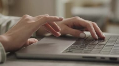 Bilgisayarda Dişi Eller Laptop Dokunmatik Defteri Kullanıyor Çevrimiçi Bilgisayarı Kapat