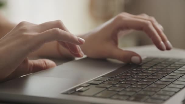 Mitarbeiterinnen Bewaffnen Sich Auf Laptop Tastatur Innenräumen Aus Nächster Nähe — Stockvideo