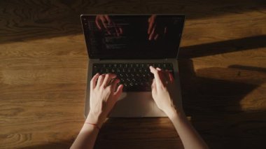 Dizüstü bilgisayarda Kadın Kolları Kodlaması, Bilgisayarda Kadın Elleri Daktilo Kodu