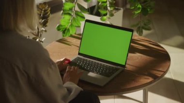 Yeşil Ekran Dokunmatik Dizüstü Bilgisayarında Kadın Elle Kaydırma Yanları