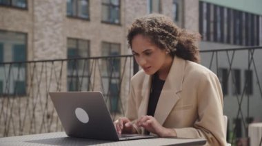 Sinirli İş Kadını Çevrimiçi Bakınıyor Açık havada Çözüm Arıyor