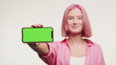Beyaz Arkaplanda Yeşil Ekran Akıllı Telefonu Tutan Kadın