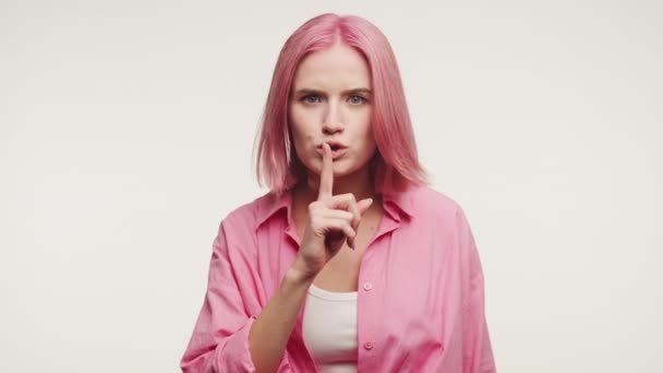 Femme Montrant Silence Geste Sur Fond Blanc Étudiant Shhh Signe — Video