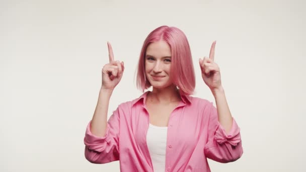 白种人背景下的粉红女人 — 图库视频影像