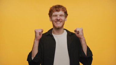 Kızıl Adam Sarı Arkaplanda Başarı Kutlaması