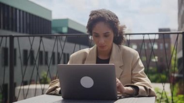 Kovulan İş Kadını Dışarıda Dizüstü bilgisayardan Kötü Haber Okuyor