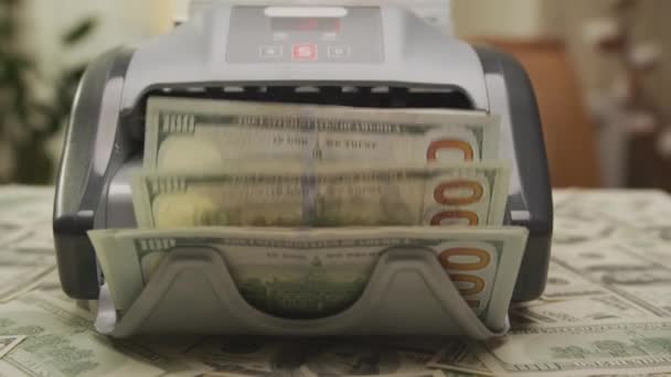 Otomatik Para Sayma Makinesi Zleme Çekiminde 100 Dolar Nakit Hesaplama — Stok video