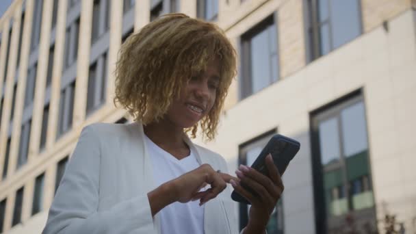 Mulher Moderna Navegando Line Smartphone Livre Baixo Ângulo Vista — Vídeo de Stock