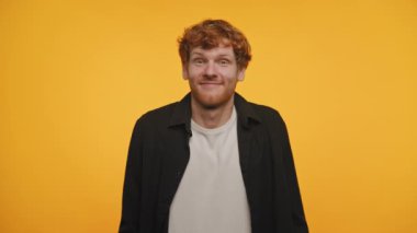 Sarı Arkaplanda Omzunu Omuzlayan Adam Sorgulandı