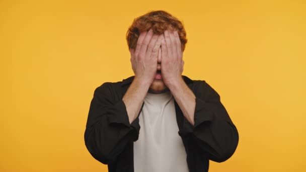Homem Estressado Fundo Amarelo Ginger Guy Perturbado Desespero — Vídeo de Stock