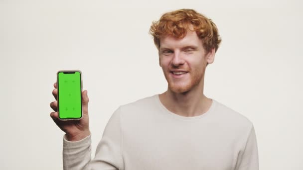 Homem Cabelo Vermelho Como Gesto Segurando Smartphone Tela Verde Fundo — Vídeo de Stock