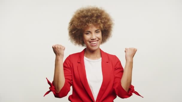 Empresária Comemorando Uma Boa Oferta Emprego Fundo Branco Mulher Terno — Vídeo de Stock