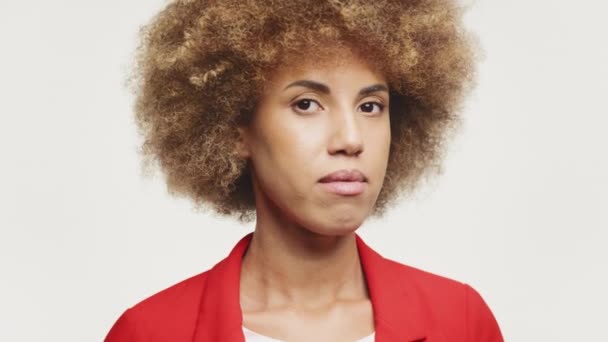 Femme Affaires Regardant Caméra Fermer Portrait Sur Fond Blanc — Video