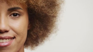 Yarım Yüz, Beyaz Arkaplanda Kameraya Bakan Portre Kadını