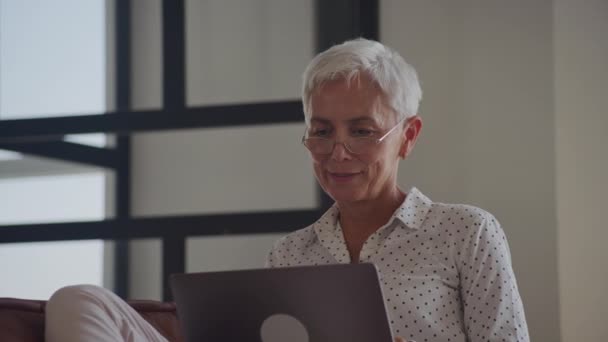 Starsza Kobieta Pomocą Zbliżenie Laptop Średnim Wieku Lady Face Praca — Wideo stockowe