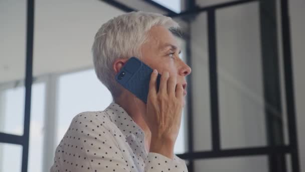 Ofisteki Kıdemli Kadın Telefon Görüşmesi Kadını Çerde Akıllı Telefon Kullanıyor — Stok video