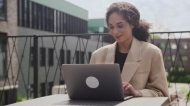 Çevrimiçi Kadın Alışverişi Laptop Kullanımı, Duygusal Kadın Bilgisayar Taraması