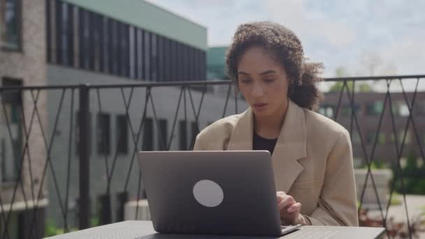 Laptop Kötü Haber Okuan Kadın Kadını Sorunu — Stok video