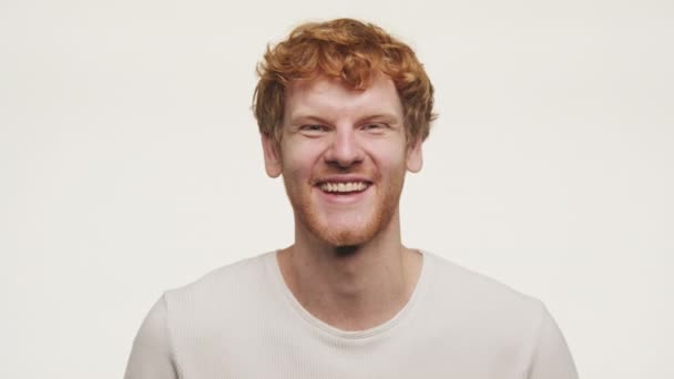 Red Haired Guy Κοιτάζοντας Κάμερα Και Χαμογελώντας Λευκό Φόντο Redhead — Αρχείο Βίντεο