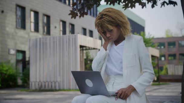 Upsen Businesswoman Διαβάζοντας Κακά Νέα Στο Laptop Outdoors — Αρχείο Βίντεο