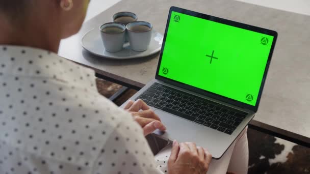 Старшая Женщина Просматривает Онлайн Зеленом Экране Ноутбука Тачпад Пожилая Женщина — стоковое видео