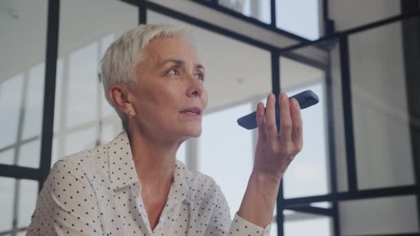 Mujer Mediana Edad Grabando Mensajes Voz Usando Teléfono Inteligente — Vídeo de stock