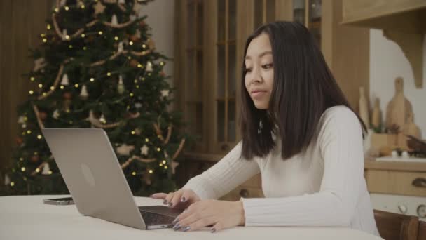 妇女在除夕使用手提电脑在网上购物寻找礼物 — 图库视频影像