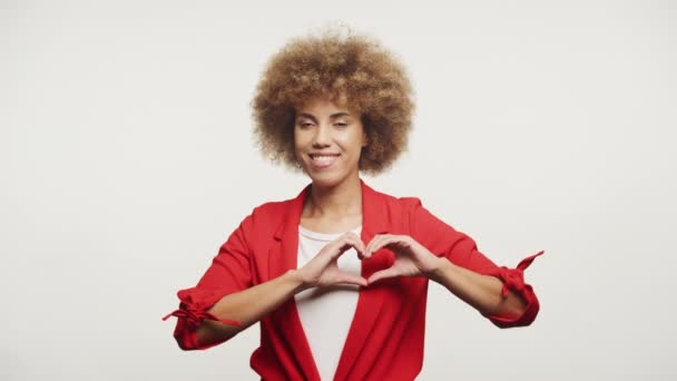 Mujer Sonriente Mostrando Corazón Gesto Amor Sobre Fondo Blanco — Vídeo de stock