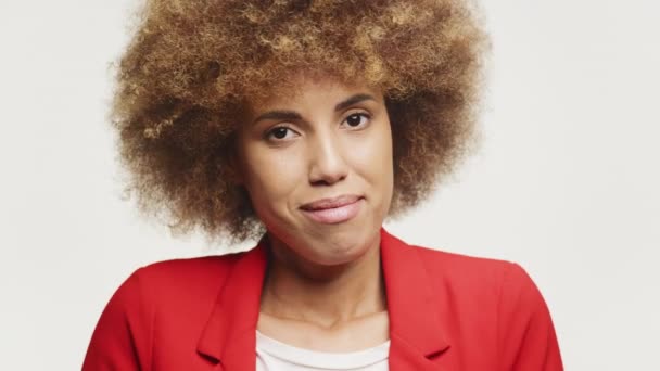 Perempuan Mengangkat Bahu Dalam Puzzled Emotion Latar Belakang Putih — Stok Video