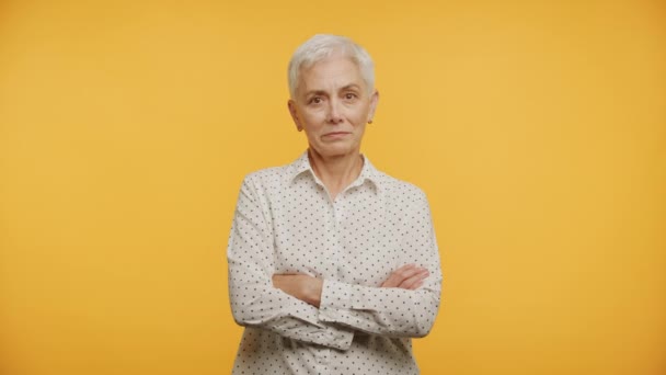 Senior Vrouw Geen Gezichtsuitdrukking Gebaar Gele Achtergrond Volwassen Volwassen Dame — Stockvideo