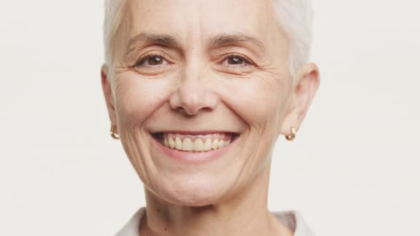 Happy Senior Femme Gros Plan Portrait Sur Fond Blanc — Video