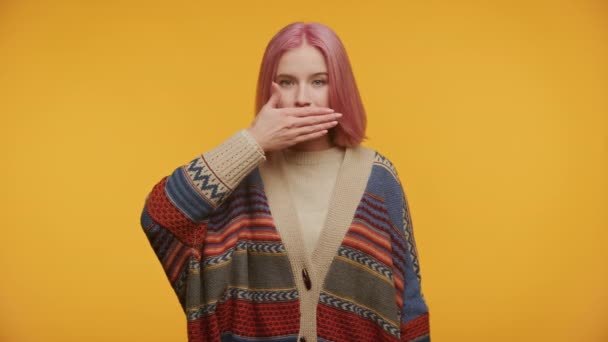 Mujer Pelo Rosa Mostrando Gesto Silencio Sobre Fondo Amarillo — Vídeo de stock