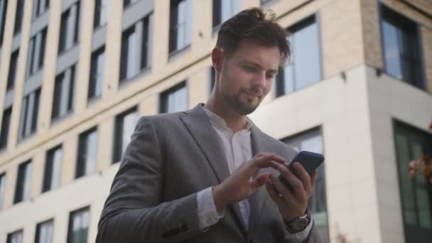 Mann Tippt Der City Street Auf Smartphone — Stockvideo