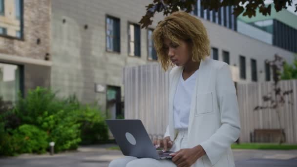 商界妇女使用笔记本电脑庆祝成就 — 图库视频影像