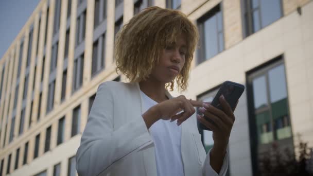 女人在外面用智能手机上网 女人在外面用手机上网 — 图库视频影像